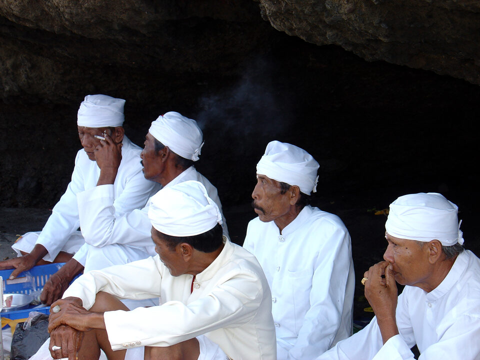 priest beim großen "Odalan" temple festival at Tanah Lot sea temple