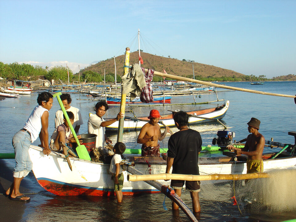 fisherman in  Nordbali zurück of ihrer Ausfahrt