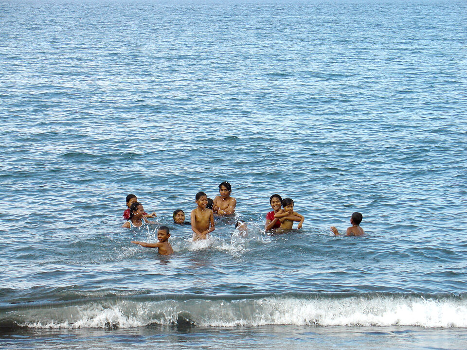 children beim baden an the Nordküste Balis