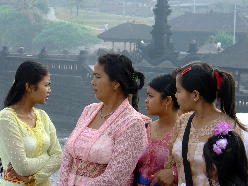 Bali Frauen near temple ceremony