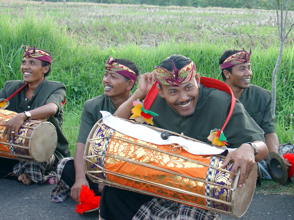 Trommelmusikanten near Dorffest in Bali