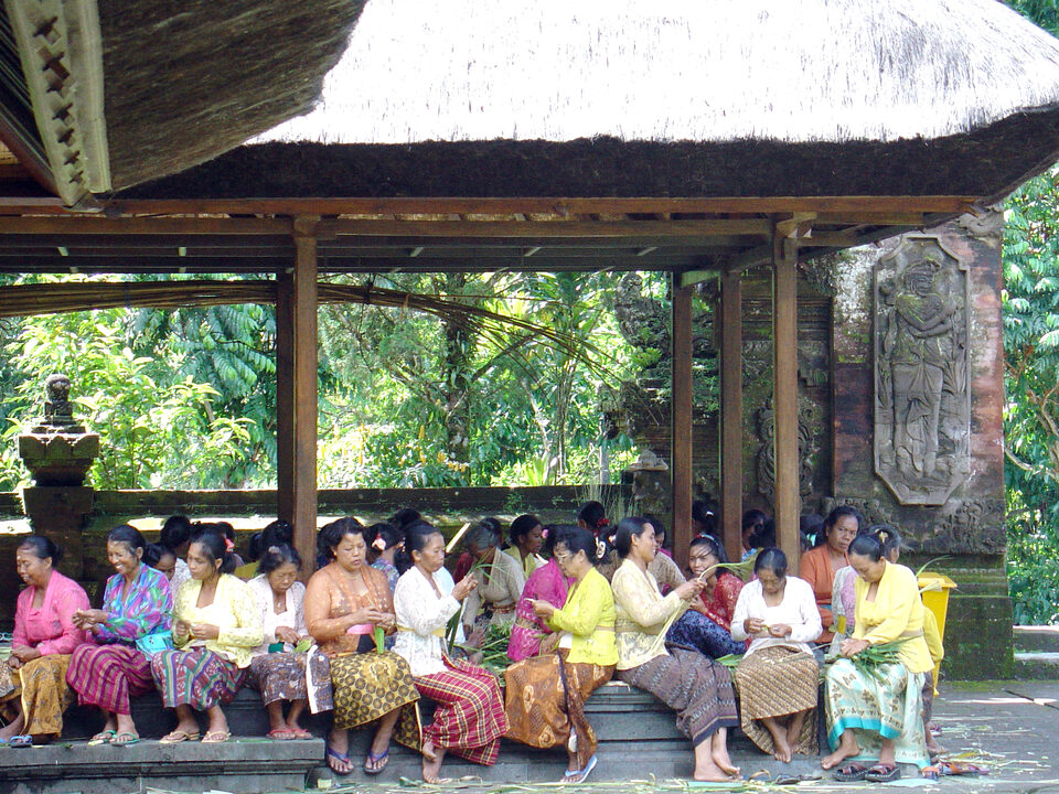 Gruppe of Dorffrauen bereiten temple festival in the Pura Luhur Batu Karu vor