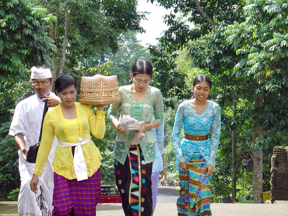 Balische Hindufamilie besucht den Luhur temple Batu Karu