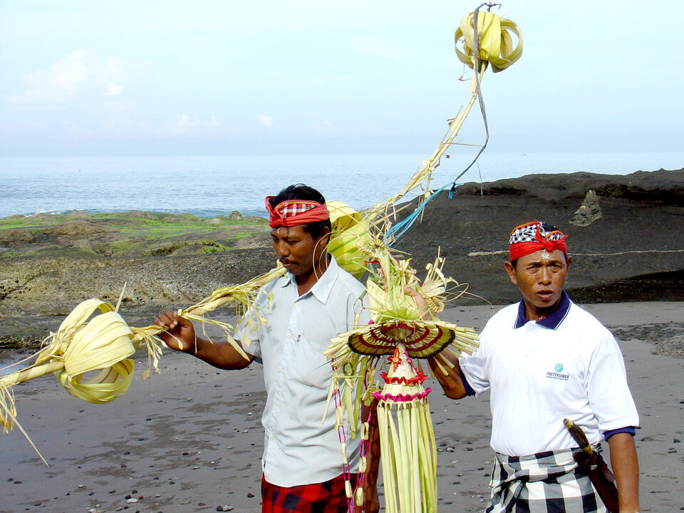 Tempelfestvorbereitung in the Tanah Lot sea temple