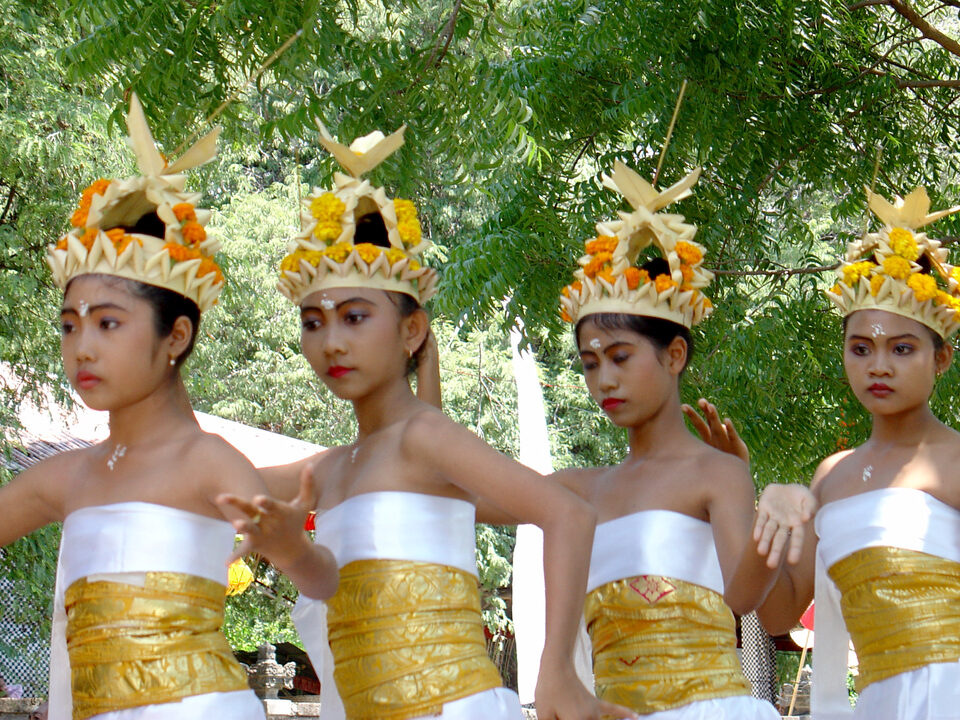 young dancers near einem Dorftempelfest