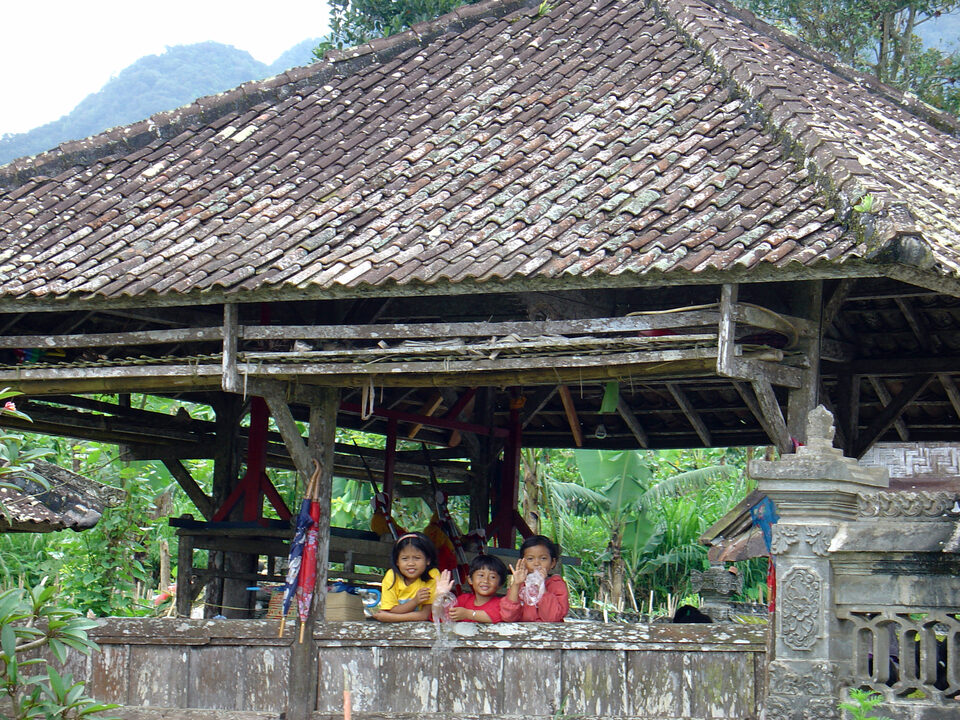 children in the Dorfhalle eines Bergdorfes
