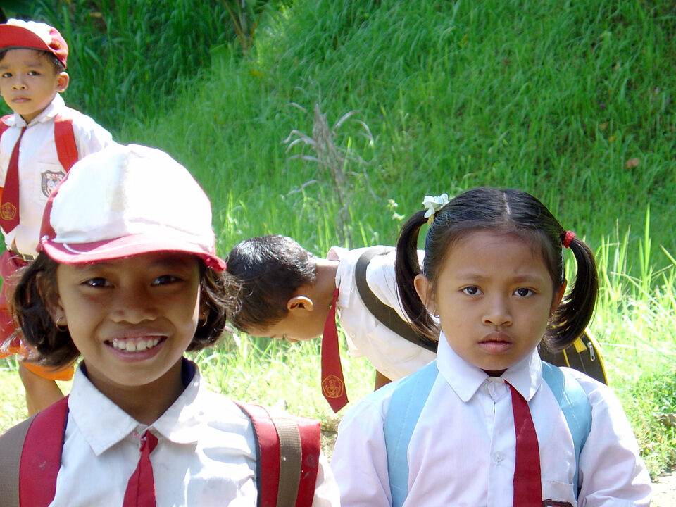 children in Indonesischer Schuluniform