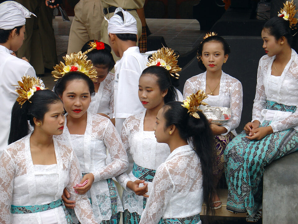 Jugendliche near einer temple ceremony auf Bal