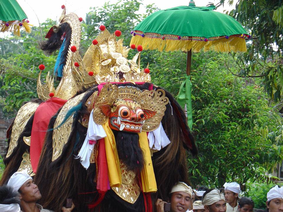 "Barong" wird zu einem temple getragen