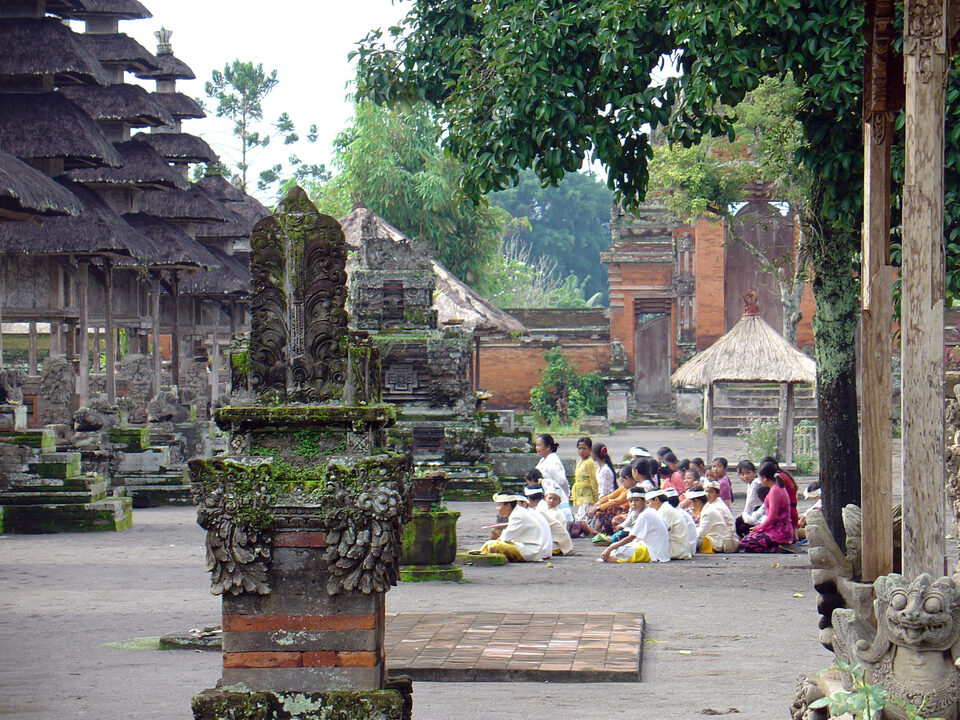 Morgengebet of Schülern in the Taman Ayun temple Mengwi