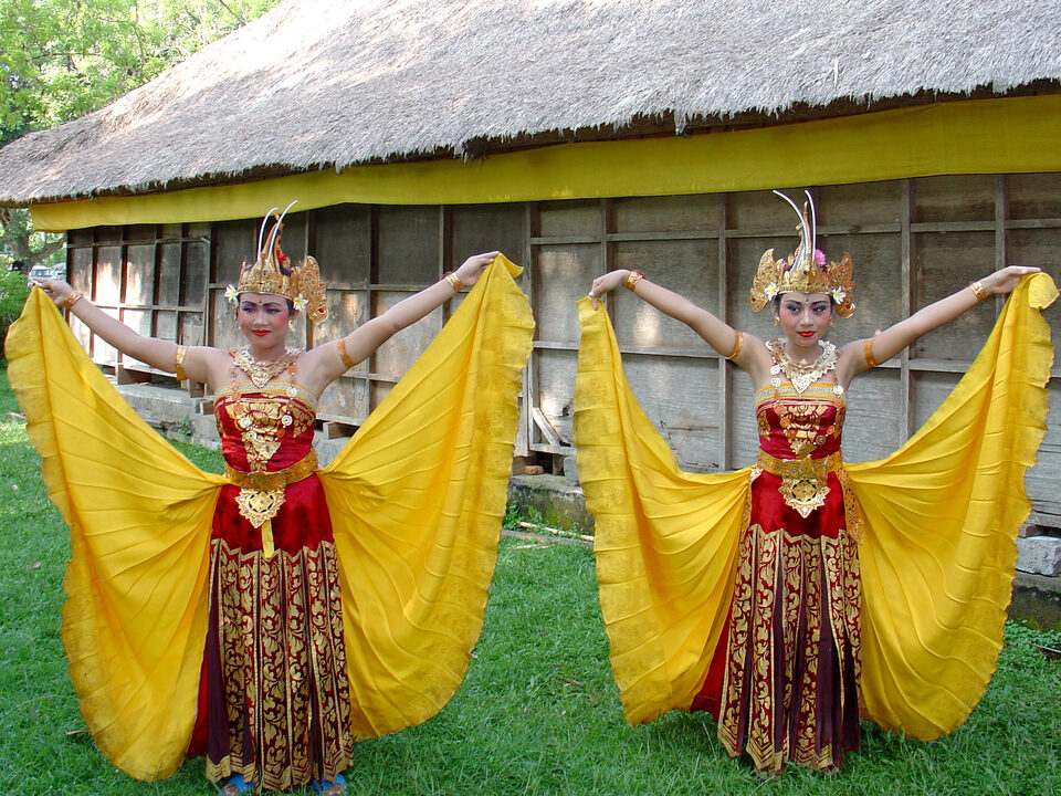 dancers in the Taman Ayun temple