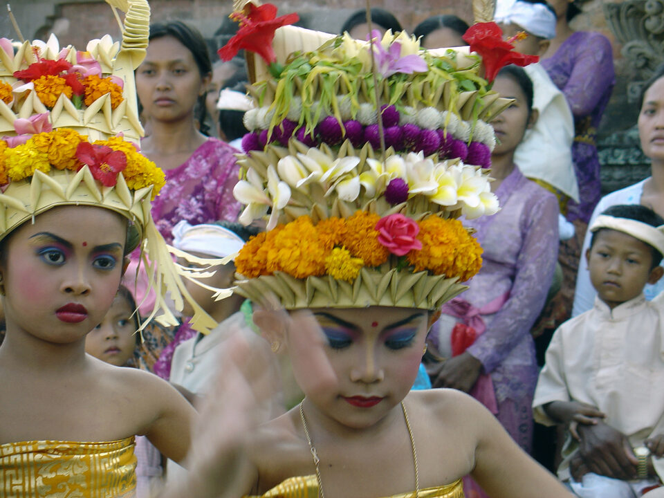 junge Tempeltänzerinnen near einer temple ceremony
