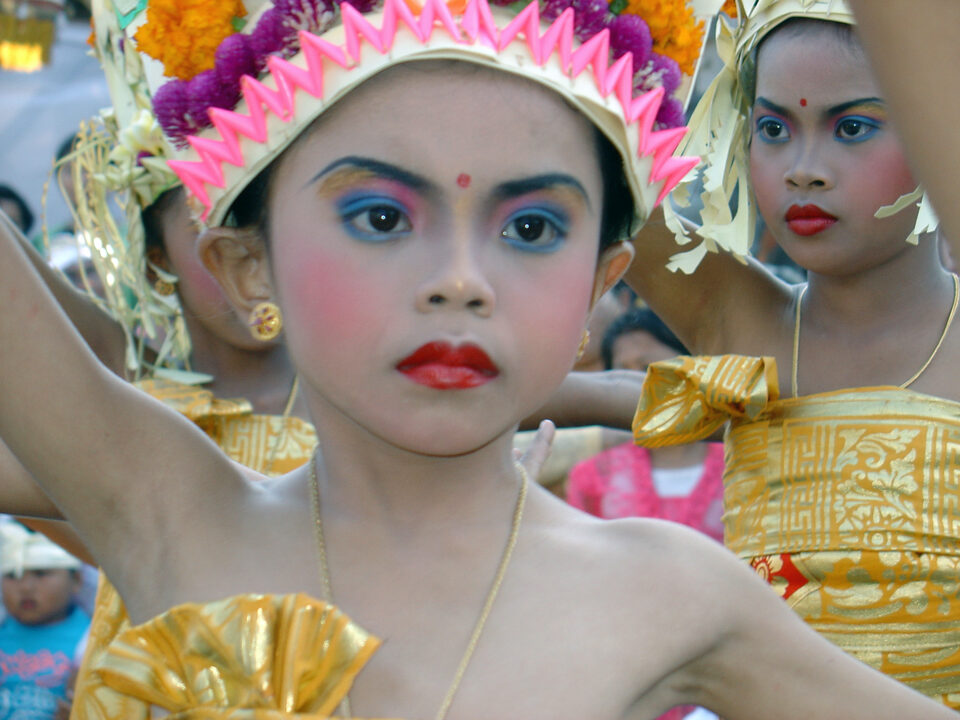 junge temple dancer near einer Dorftempelzeremonie