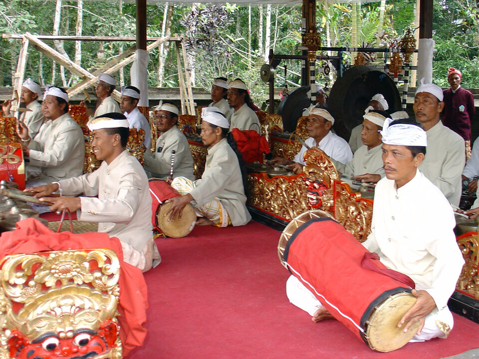 Gammelan-Orchester beim großen temple festival in the Pura Luhur temple Batu Karu