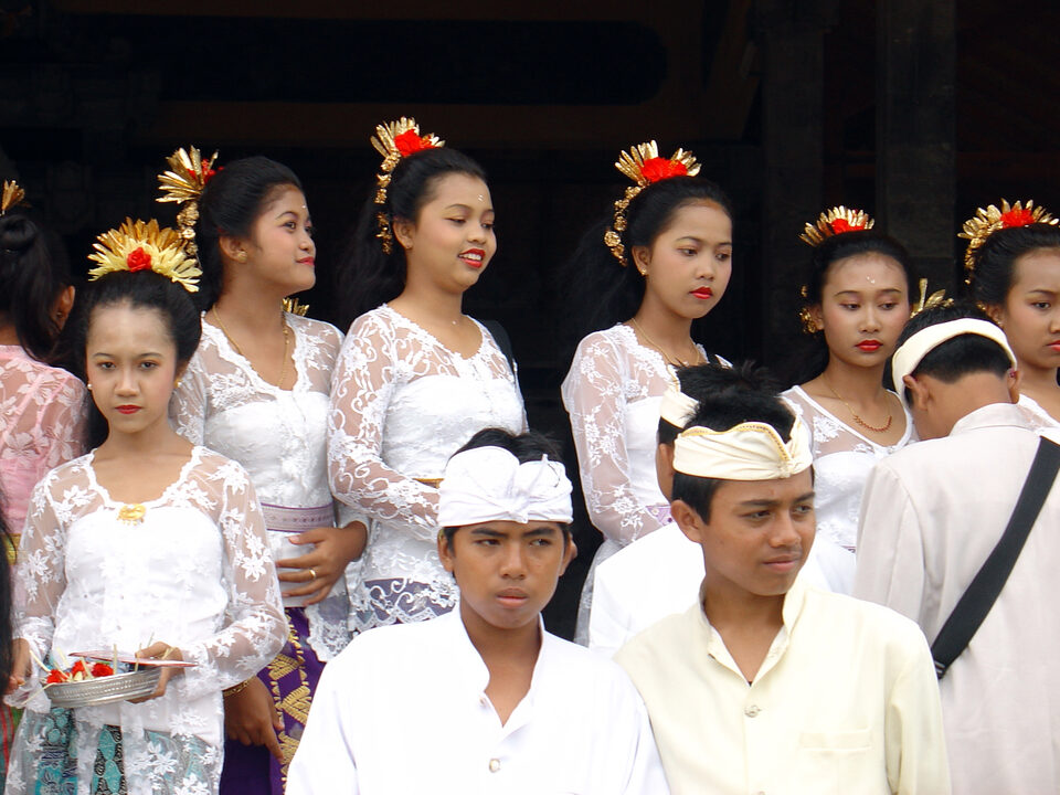 junge Hindus near einer Temple ceremony in Bali