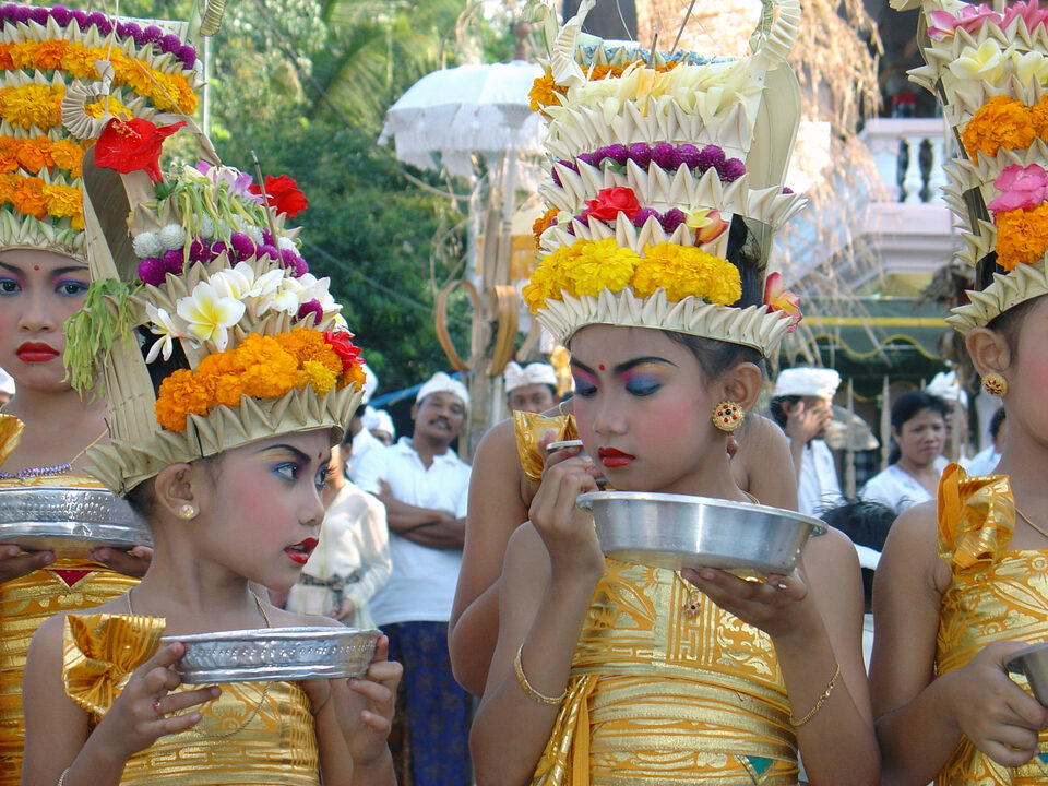 Tempeltänzerinnen near einem Dorftempelfest in Bali