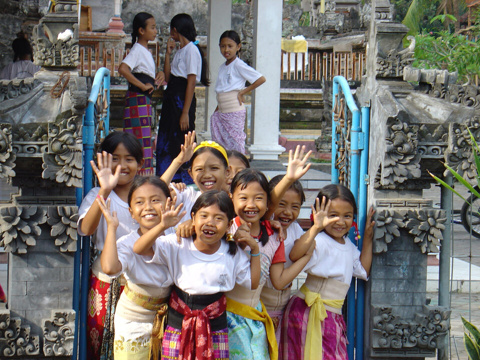 children in the village beim Tanzunterricht