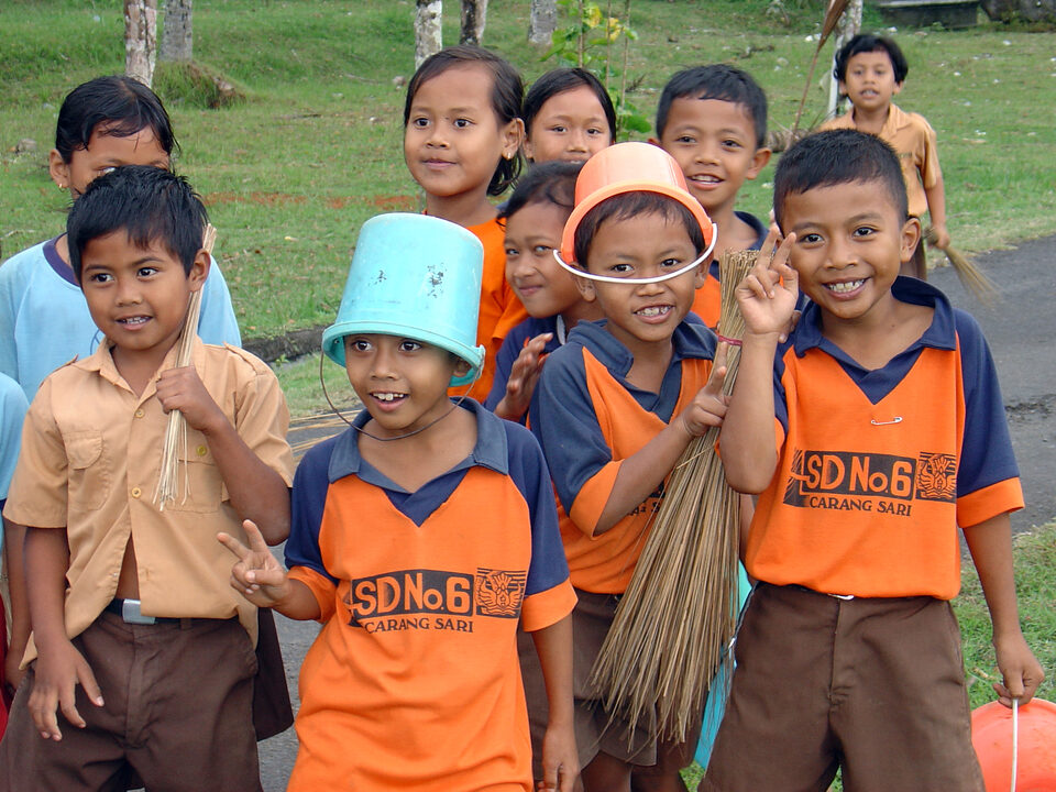 fröhliche school children gehen nach Hause